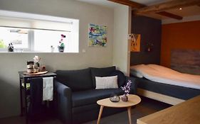 The Sybilla Apartment - Cosy And Modern Basement Apartment